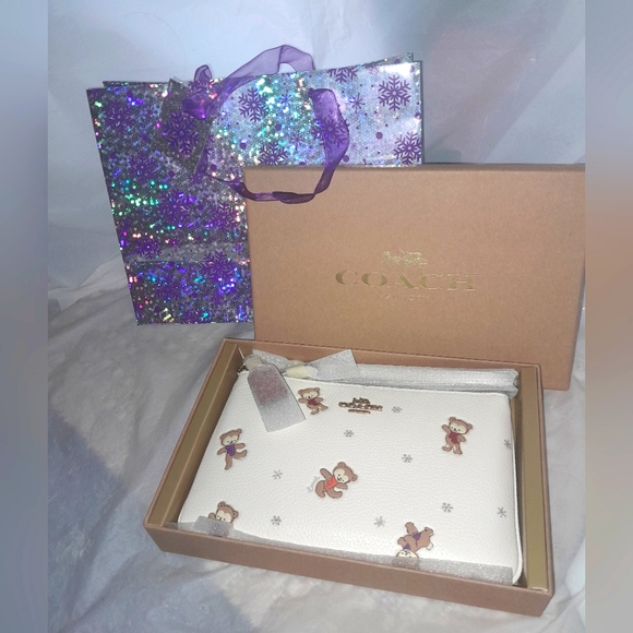 COACH Teddy Bear/Snowflake 7"1/2 Wristlet In Gift Box ✨️(FIRM) NWT TODAY… - Picture 3 of 9